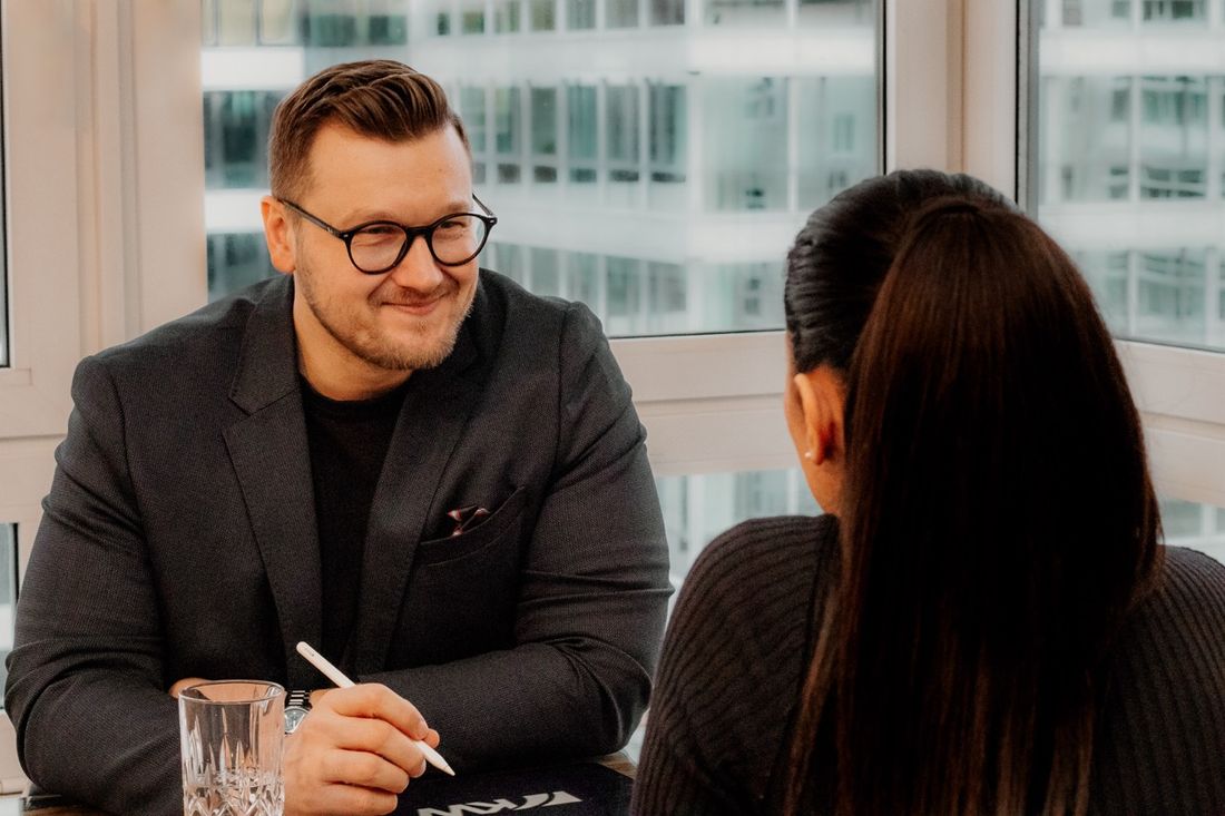 Benjamin Fitzner im persönlichen, freundlichen Gespräch mit einer Kundin